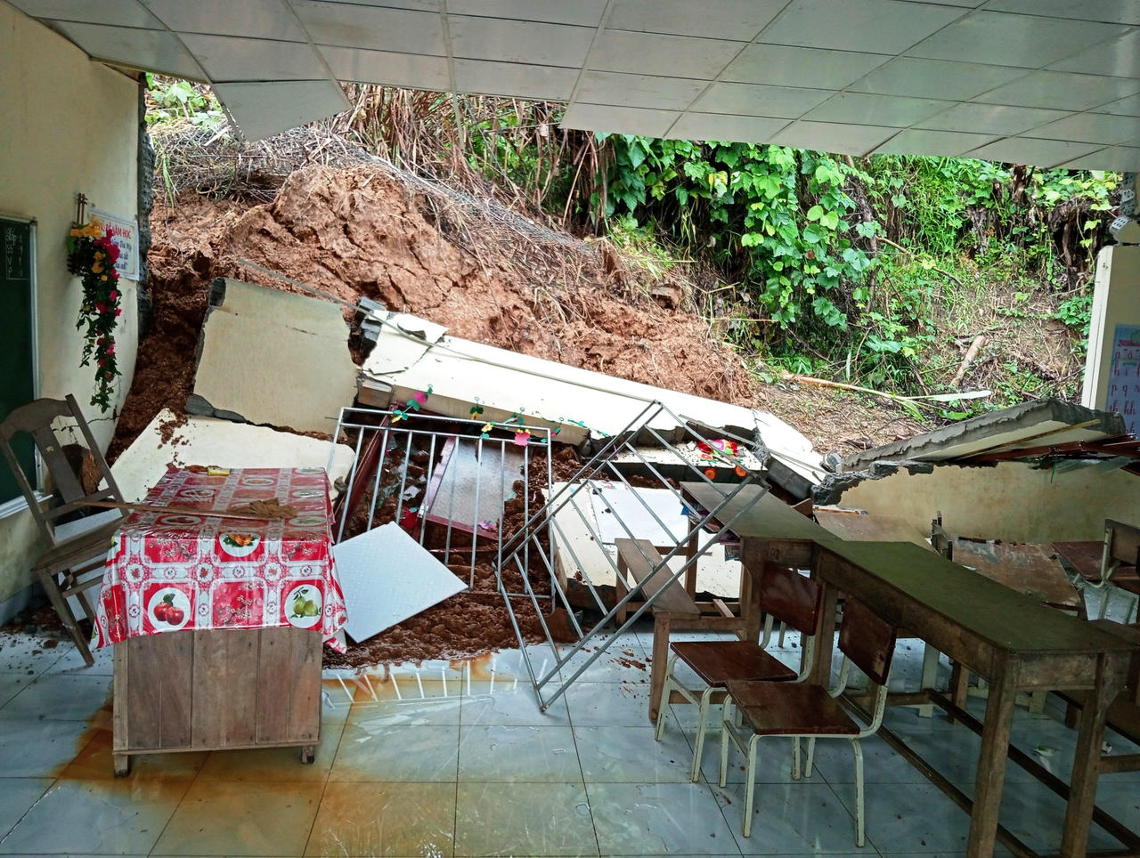 'Rốn lũ' ở Quảng Nam bị mưa kéo dài cô lập