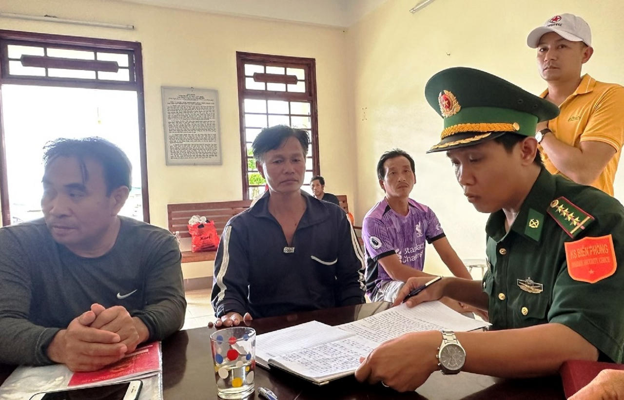 Ba ngư dân Bình Định sống sót nhờ ăn gián, bám thùng xốp trên biển