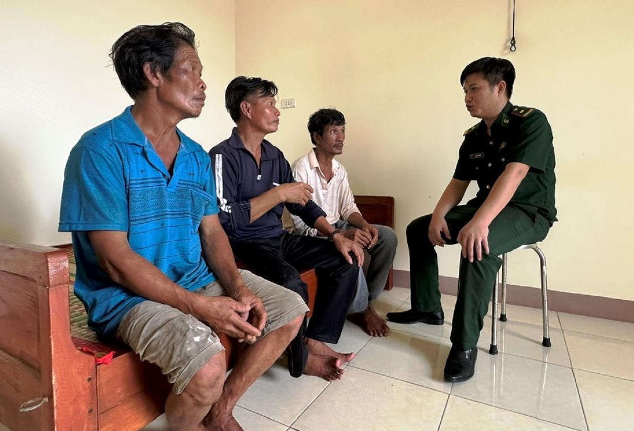 Ba ngư dân Bình Định sống sót nhờ ăn gián, bám thùng xốp trên biển