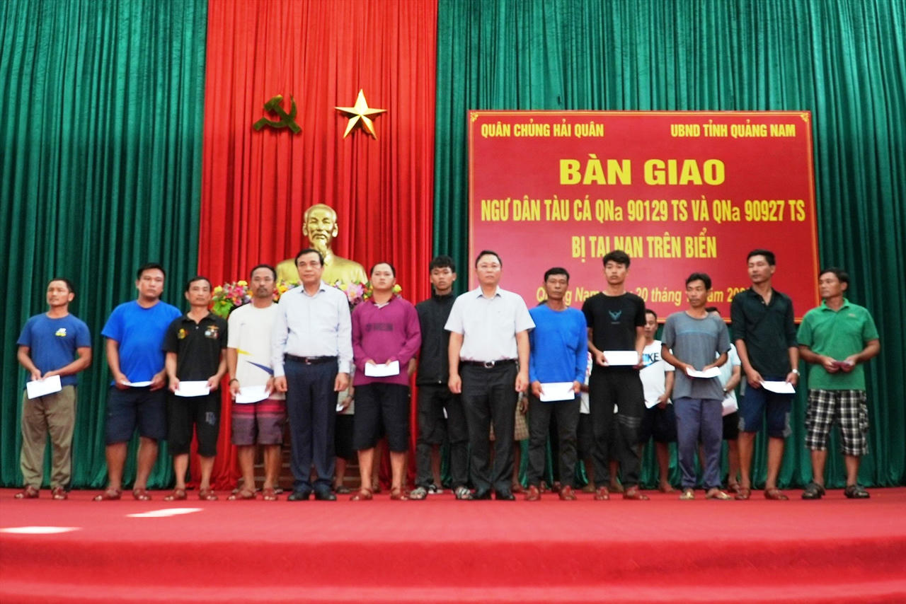 Hình ảnh 78 ngư dân Quảng Nam gặp nạn được tàu Hải quân đưa về đất liền