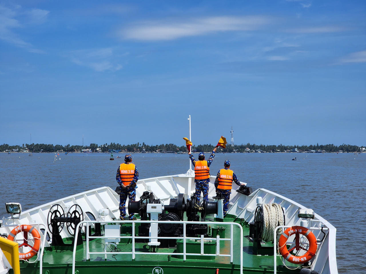 Hình ảnh 78 ngư dân Quảng Nam gặp nạn được tàu Hải quân đưa về đất liền