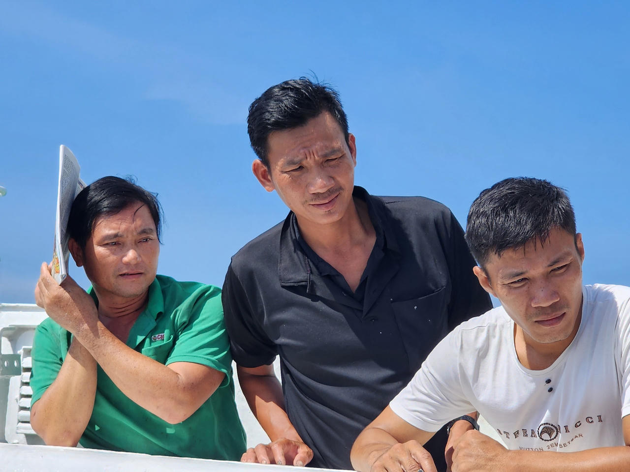 Hình ảnh 78 ngư dân Quảng Nam gặp nạn được tàu Hải quân đưa về đất liền