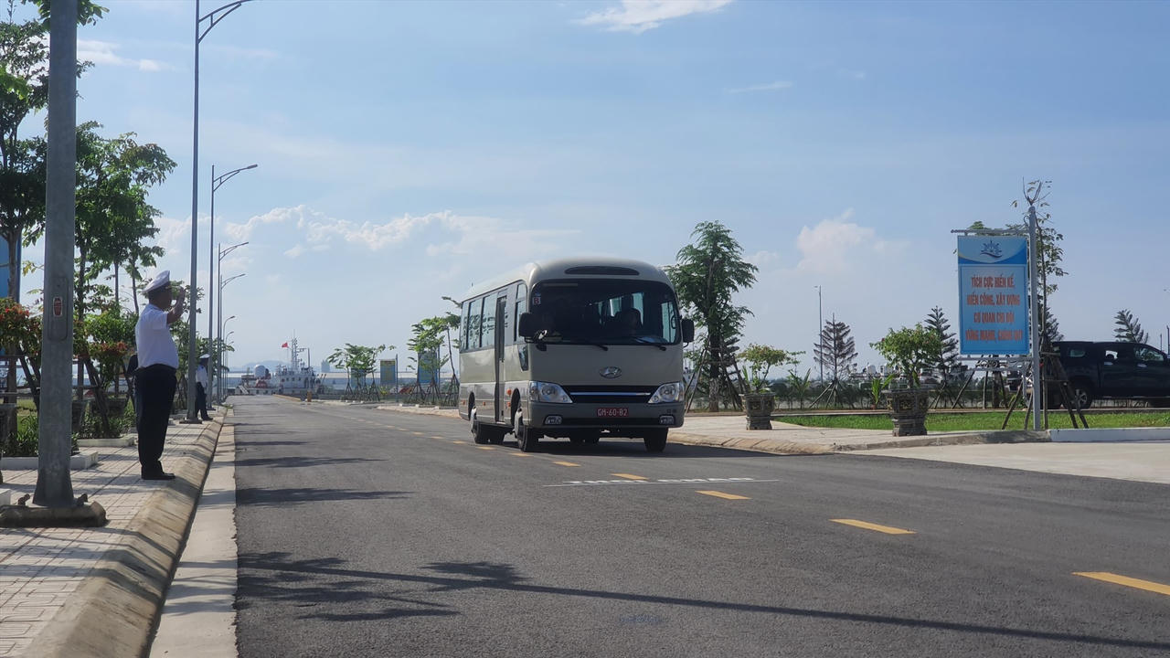 Hình ảnh 78 ngư dân Quảng Nam gặp nạn được tàu Hải quân đưa về đất liền