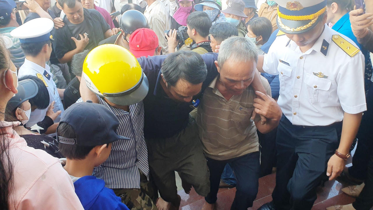 Hình ảnh 78 ngư dân Quảng Nam gặp nạn được tàu Hải quân đưa về đất liền