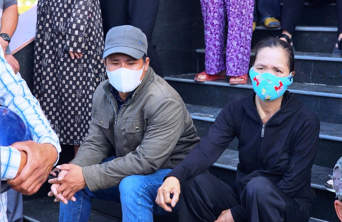 Hình ảnh 78 ngư dân Quảng Nam gặp nạn được tàu Hải quân đưa về đất liền