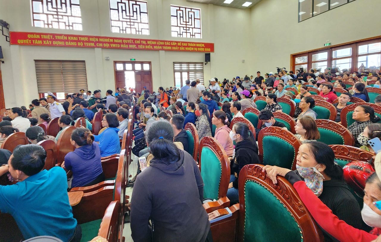 Hình ảnh 78 ngư dân Quảng Nam gặp nạn được tàu Hải quân đưa về đất liền