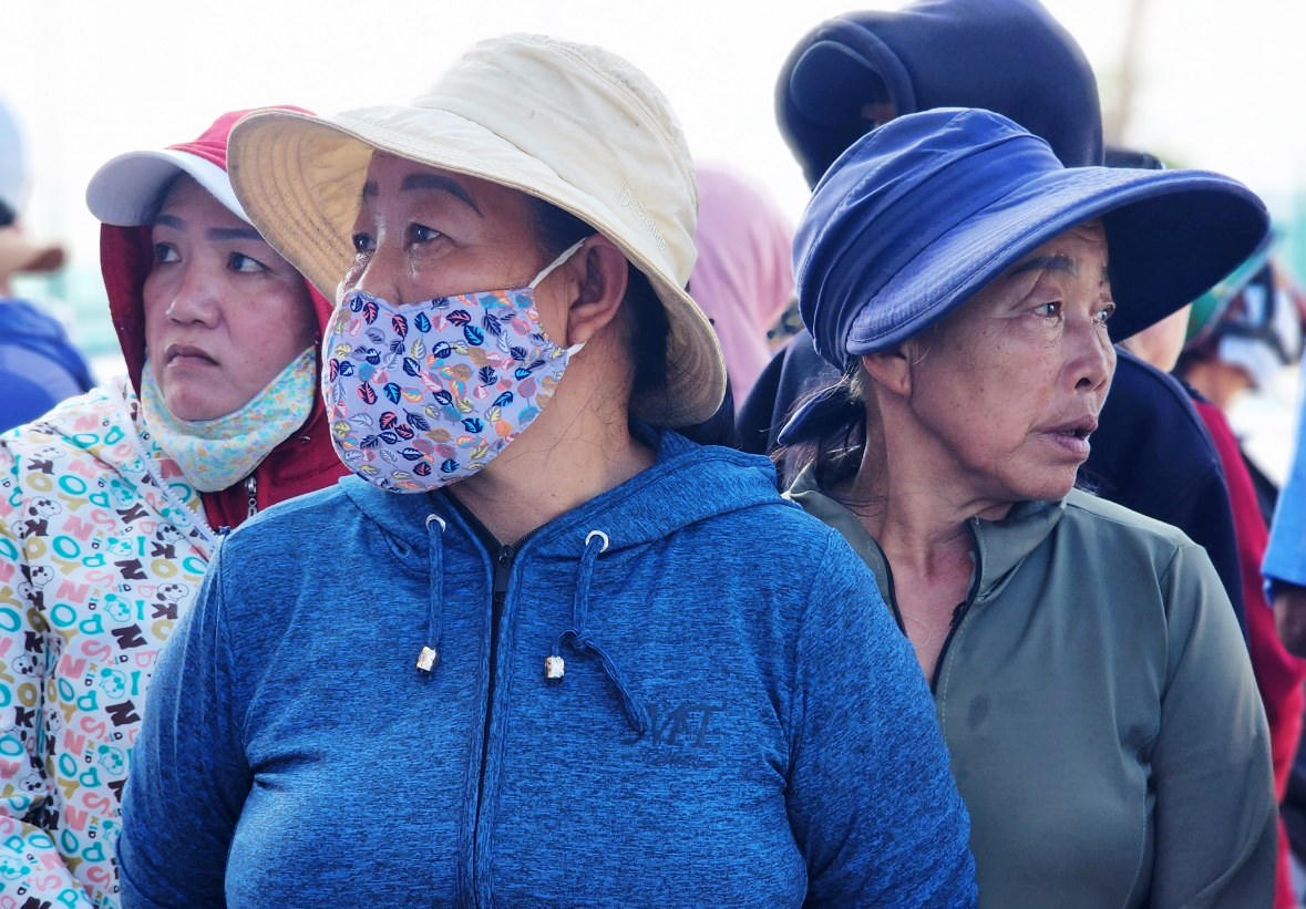 Hình ảnh 78 ngư dân Quảng Nam gặp nạn được tàu Hải quân đưa về đất liền