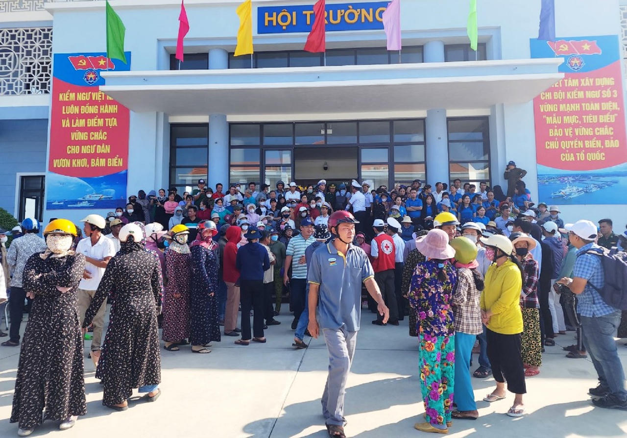 Những giọt nước mắt hạnh phúc của 78 ngư dân trở về từ “cõi chết”