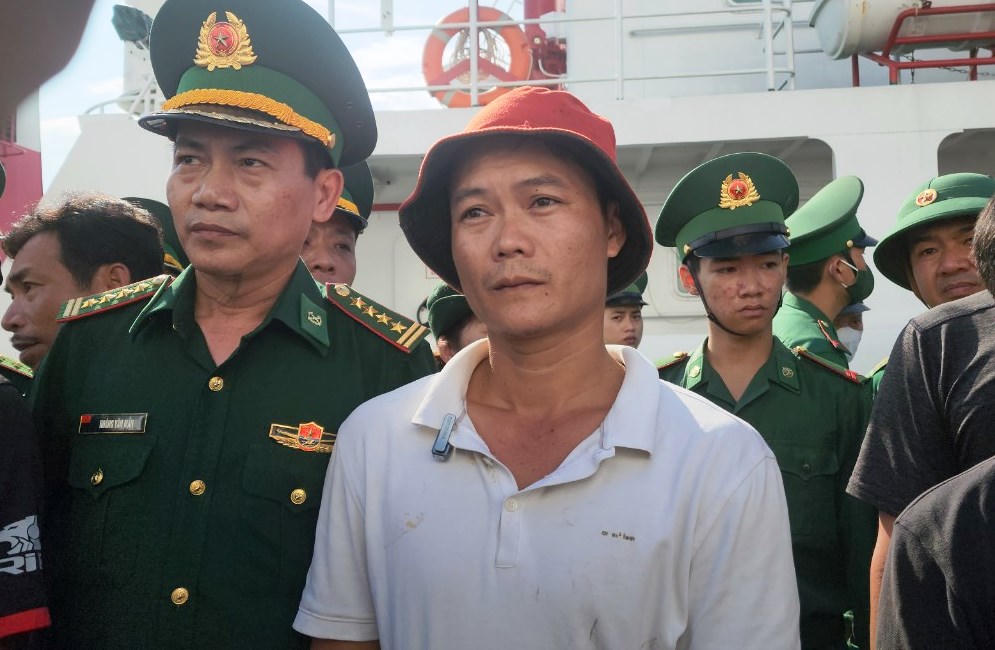 Hình ảnh 78 ngư dân Quảng Nam gặp nạn được tàu Hải quân đưa về đất liền