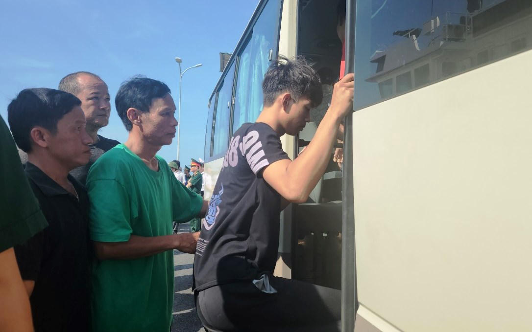 Hình ảnh 78 ngư dân Quảng Nam gặp nạn được tàu Hải quân đưa về đất liền