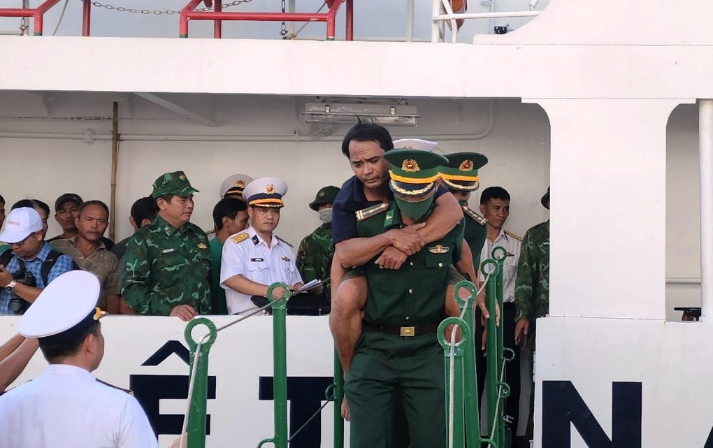 Hình ảnh 78 ngư dân Quảng Nam gặp nạn được tàu Hải quân đưa về đất liền