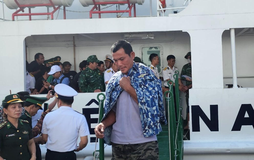 Hình ảnh 78 ngư dân Quảng Nam gặp nạn được tàu Hải quân đưa về đất liền