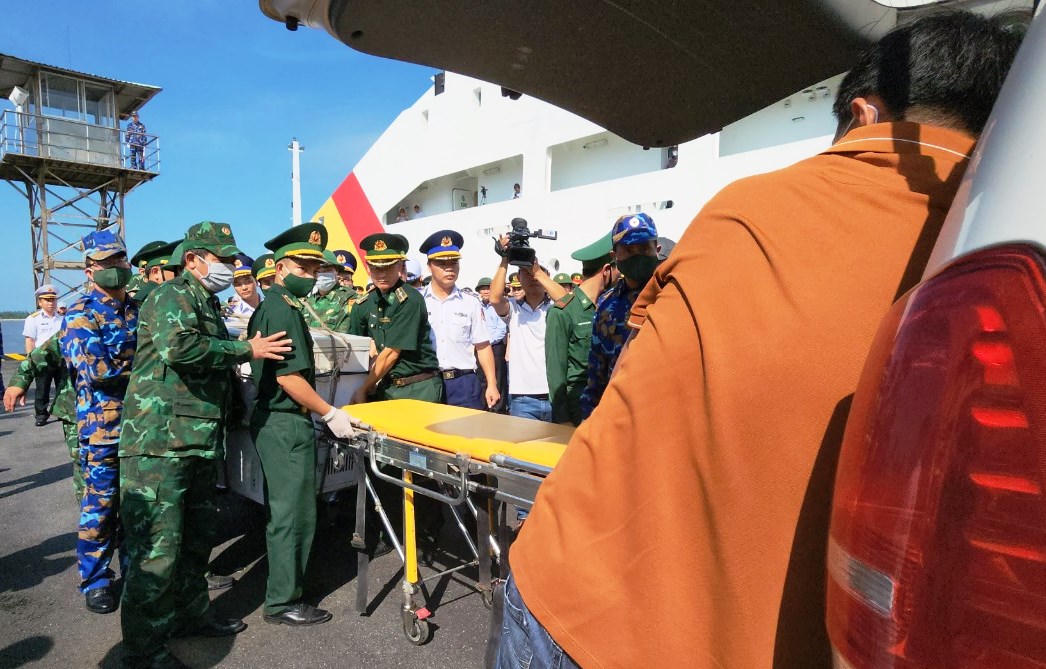 Hình ảnh 78 ngư dân Quảng Nam gặp nạn được tàu Hải quân đưa về đất liền