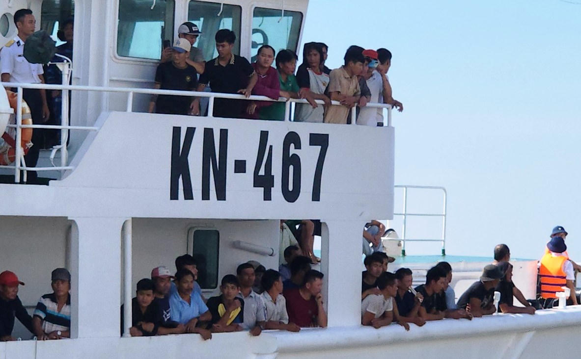 Hình ảnh 78 ngư dân Quảng Nam gặp nạn được tàu Hải quân đưa về đất liền