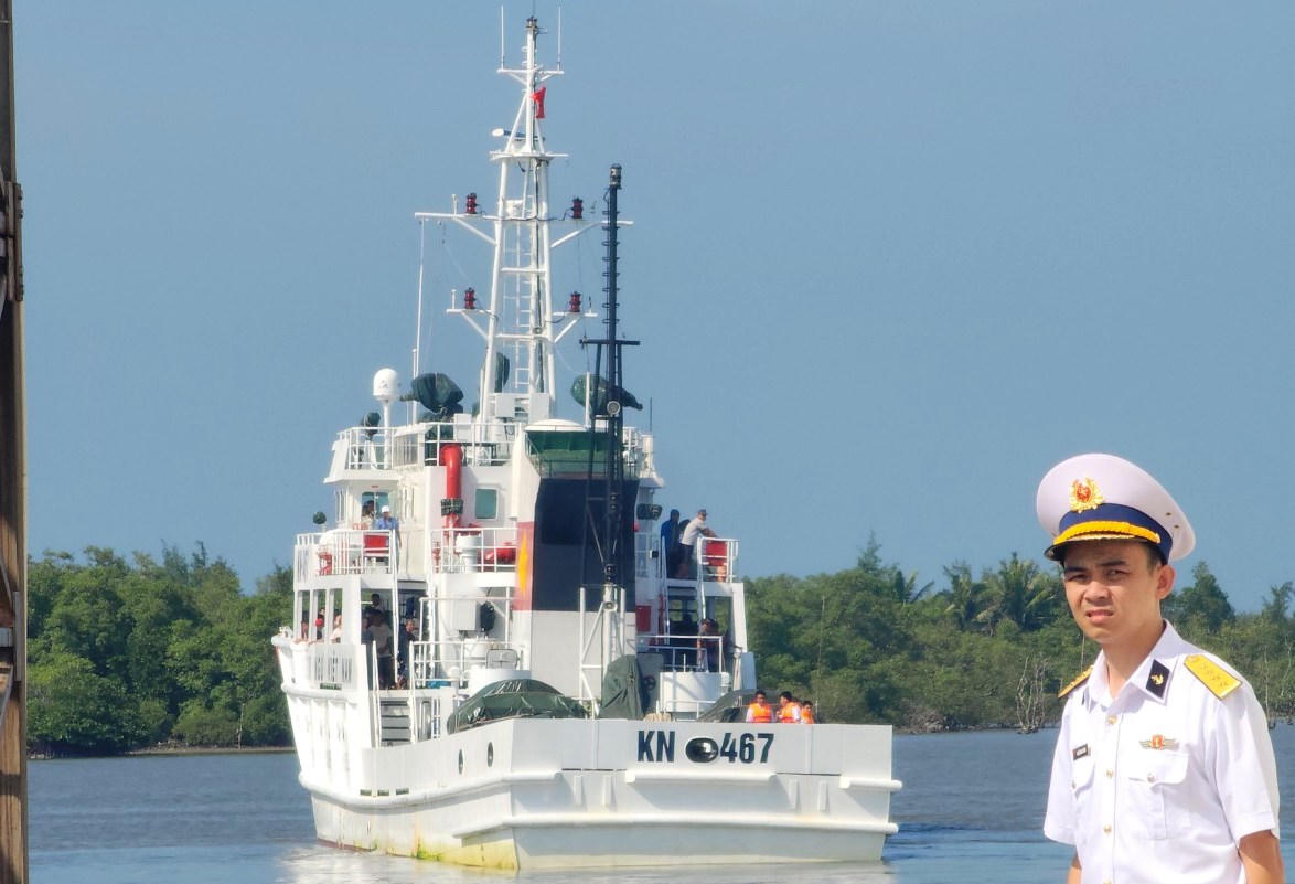 Hình ảnh 78 ngư dân Quảng Nam gặp nạn được tàu Hải quân đưa về đất liền