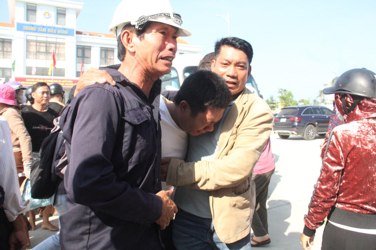 Những giọt nước mắt hạnh phúc của 78 ngư dân trở về từ “cõi chết”