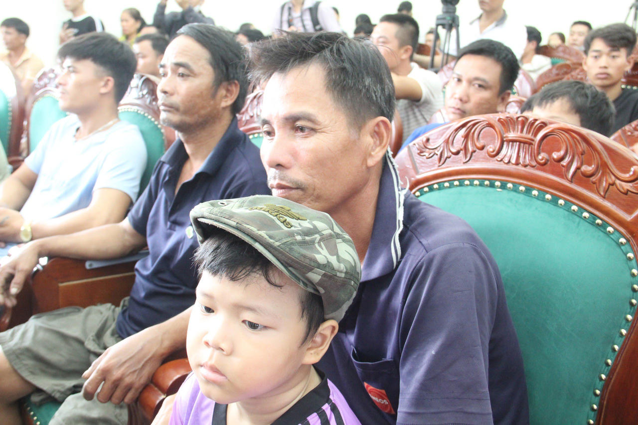 Những giọt nước mắt hạnh phúc của 78 ngư dân trở về từ “cõi chết”