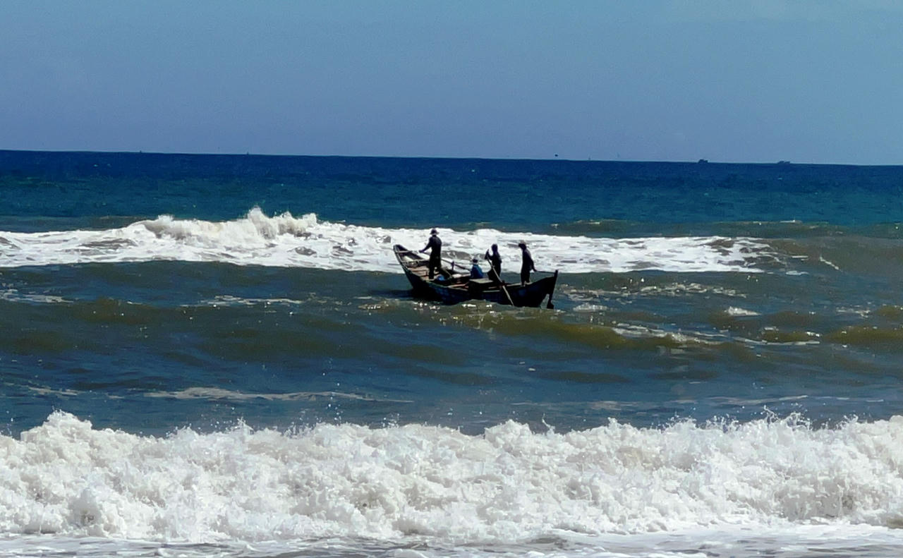 Ngư dân Quảng Ngãi ra khơi mưu sinh mùa biển động