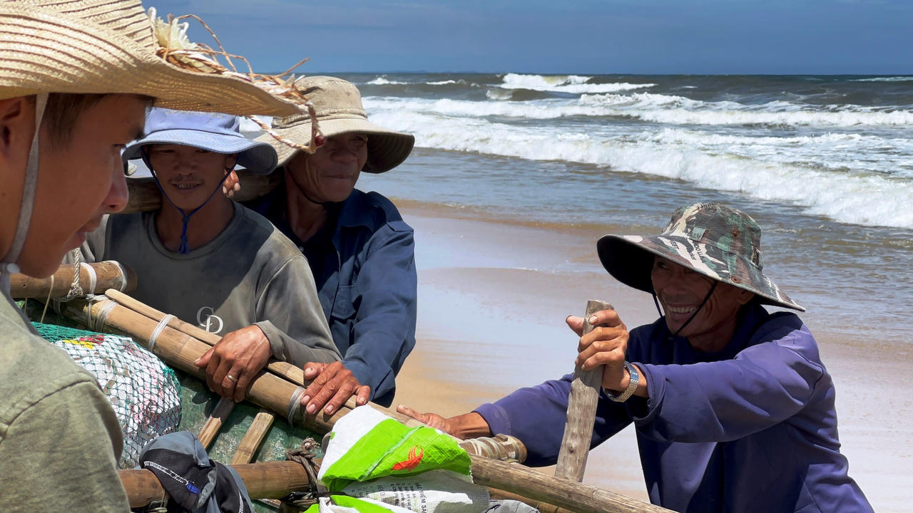 Ngư dân Quảng Ngãi ra khơi mưu sinh mùa biển động