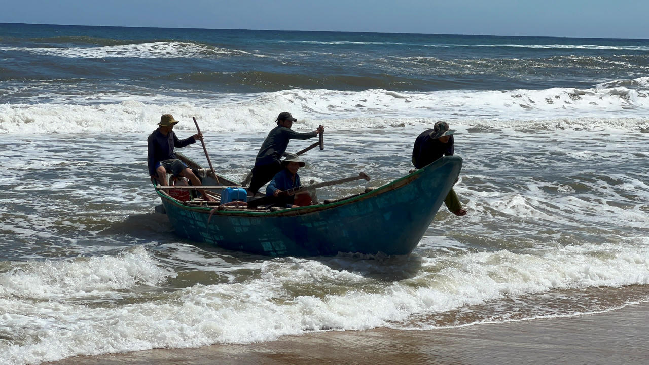 Ngư dân Quảng Ngãi ra khơi mưu sinh mùa biển động