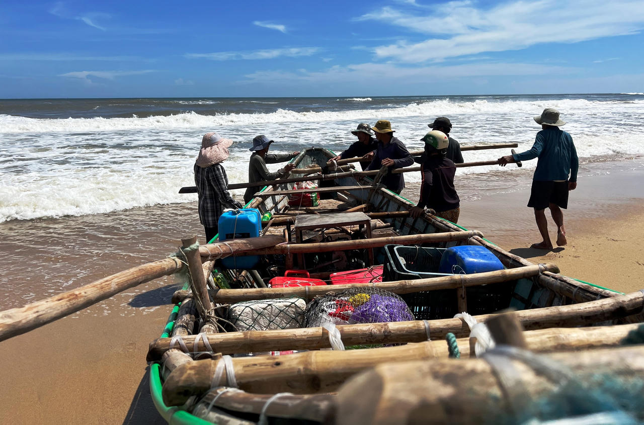 Ngư dân Quảng Ngãi ra khơi mưu sinh mùa biển động