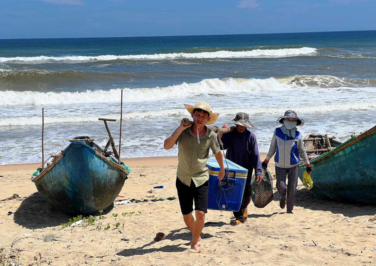 Ngư dân Quảng Ngãi ra khơi mưu sinh mùa biển động