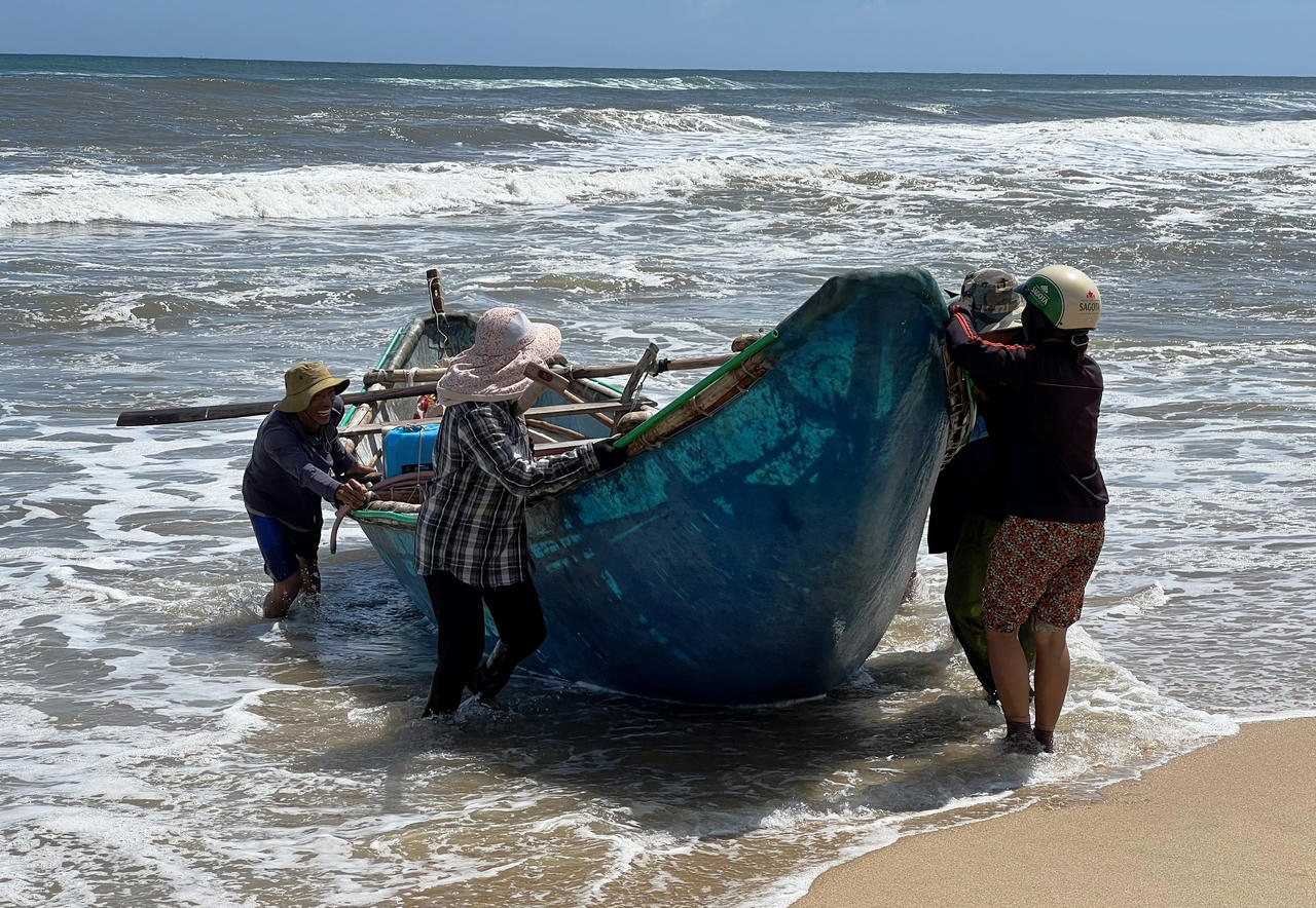 Ngư dân Quảng Ngãi ra khơi mưu sinh mùa biển động