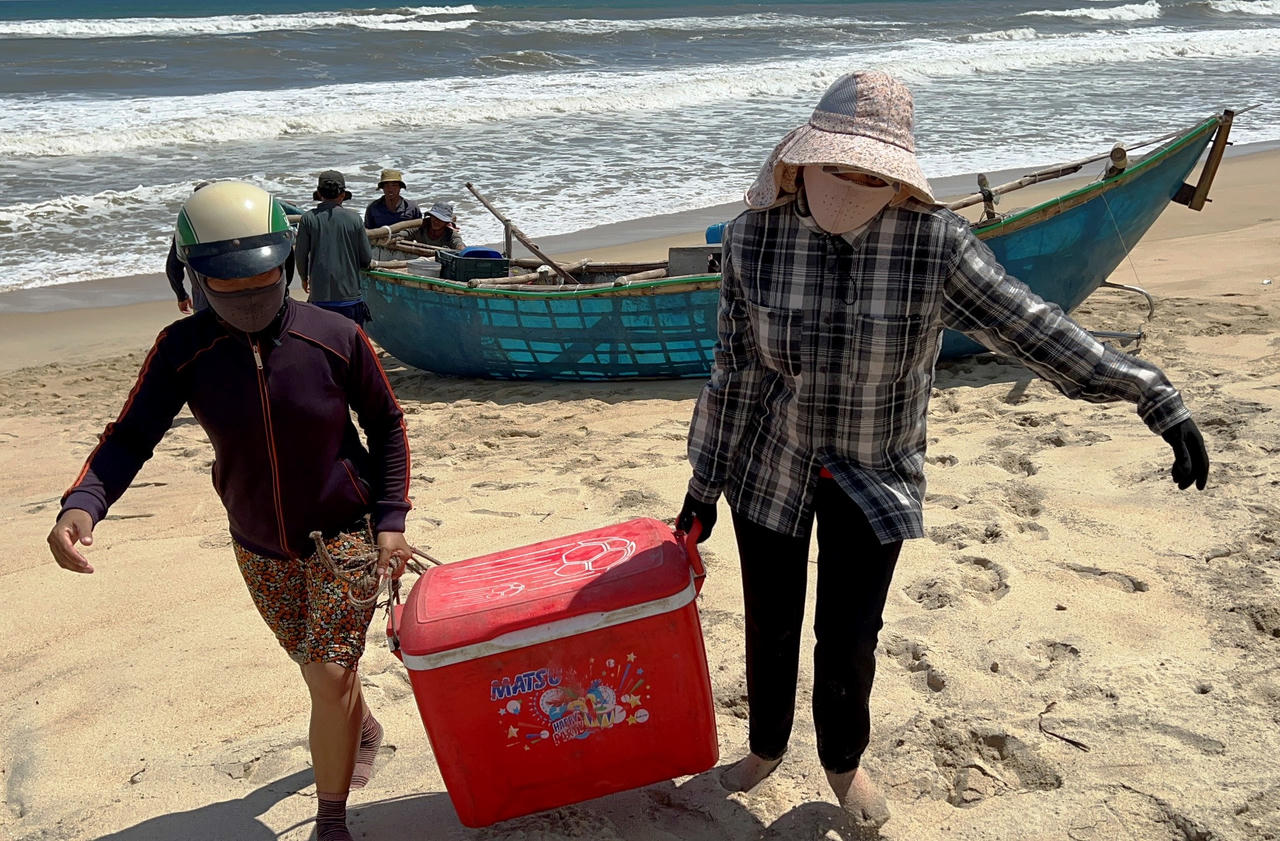 Ngư dân Quảng Ngãi ra khơi mưu sinh mùa biển động