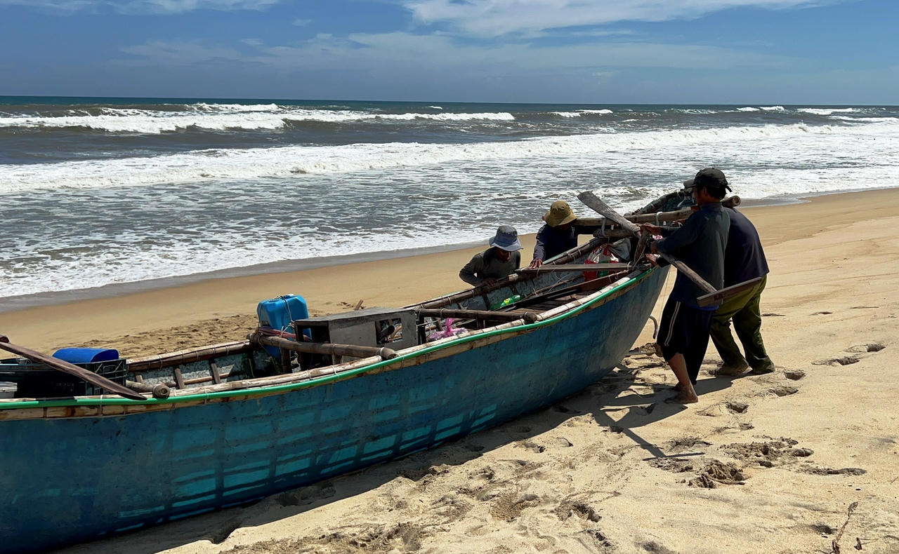 Ngư dân Quảng Ngãi ra khơi mưu sinh mùa biển động
