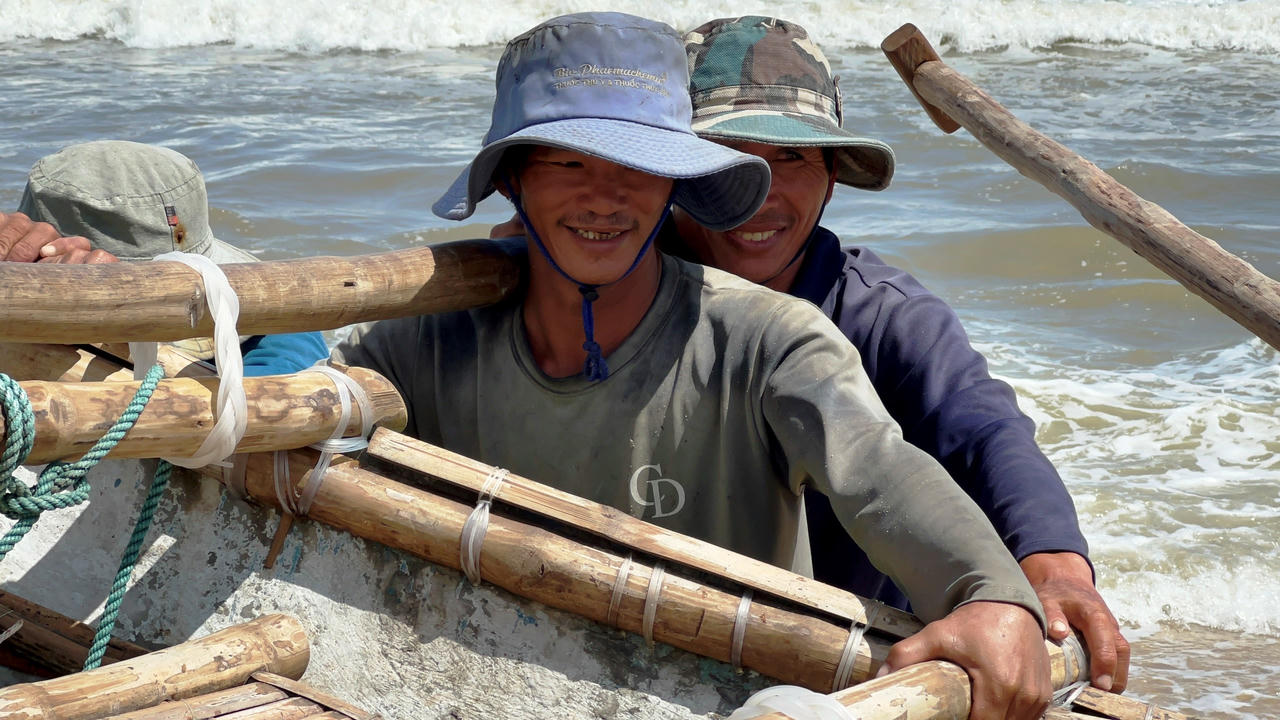 Ngư dân Quảng Ngãi ra khơi mưu sinh mùa biển động