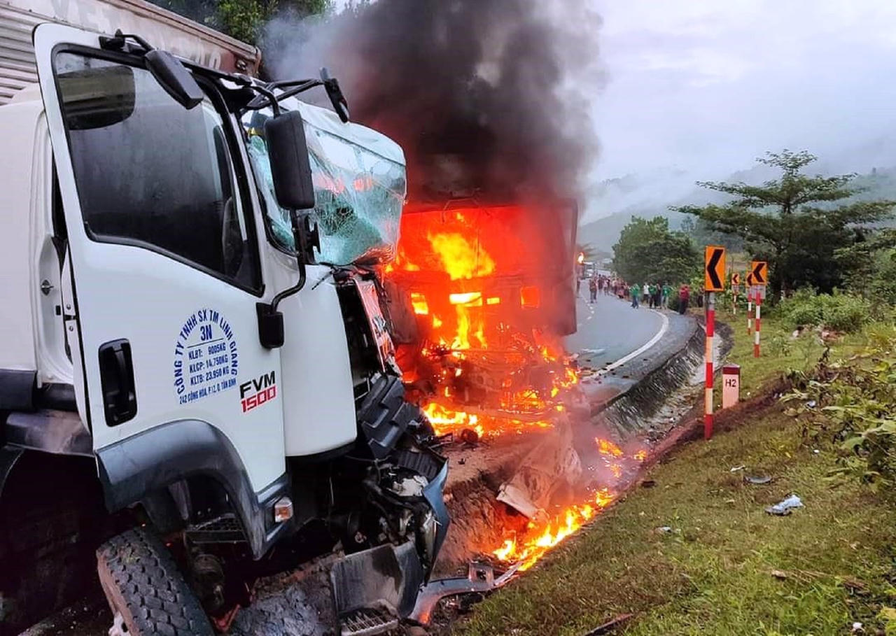 Quảng Nam: Hai xe tải đối đầu trực diện, bốc cháy ngùn ngụt trên đường Hồ Chí Minh