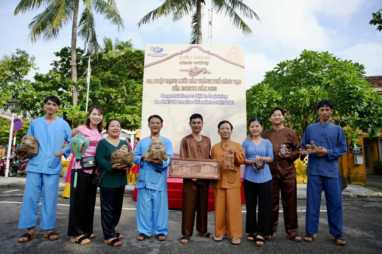 Người dân, du khách diễu hành mừng Hội An gia nhập mạng lưới thành phố sáng tạo của UNESCO