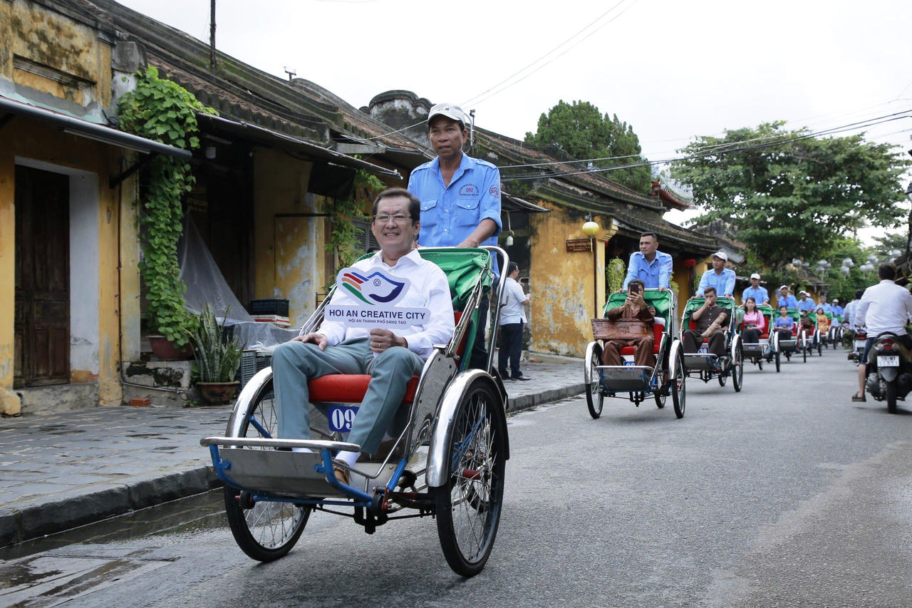 Người dân, du khách diễu hành mừng Hội An gia nhập mạng lưới thành phố sáng tạo của UNESCO