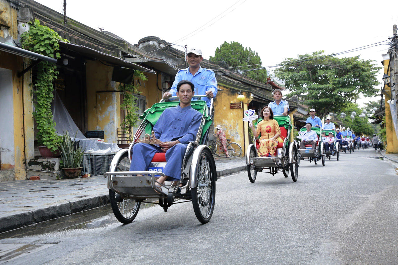 Người dân, du khách diễu hành mừng Hội An gia nhập mạng lưới thành phố sáng tạo của UNESCO