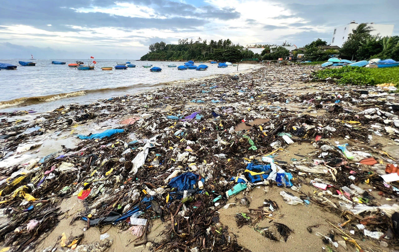 Quảng Ngãi: Người dân làng biển “nghẹt thở” vì rác phủ kín 