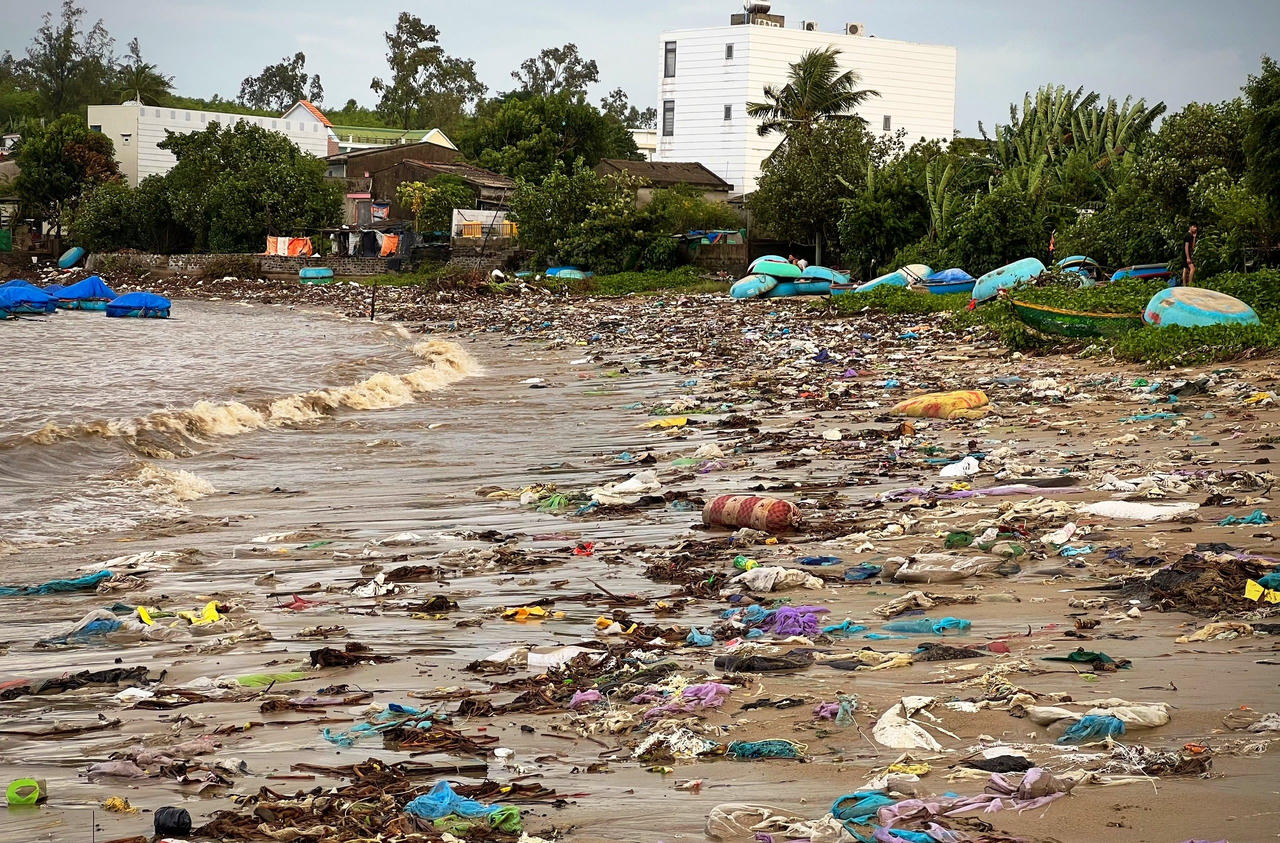 Quảng Ngãi: Người dân làng biển “nghẹt thở” vì rác phủ kín 