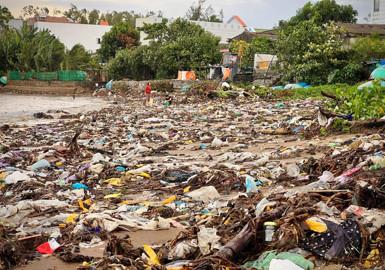 Quảng Ngãi: Người dân làng biển “nghẹt thở” vì rác phủ kín 
