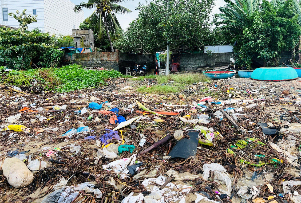 Quảng Ngãi: Người dân làng biển “nghẹt thở” vì rác phủ kín 
