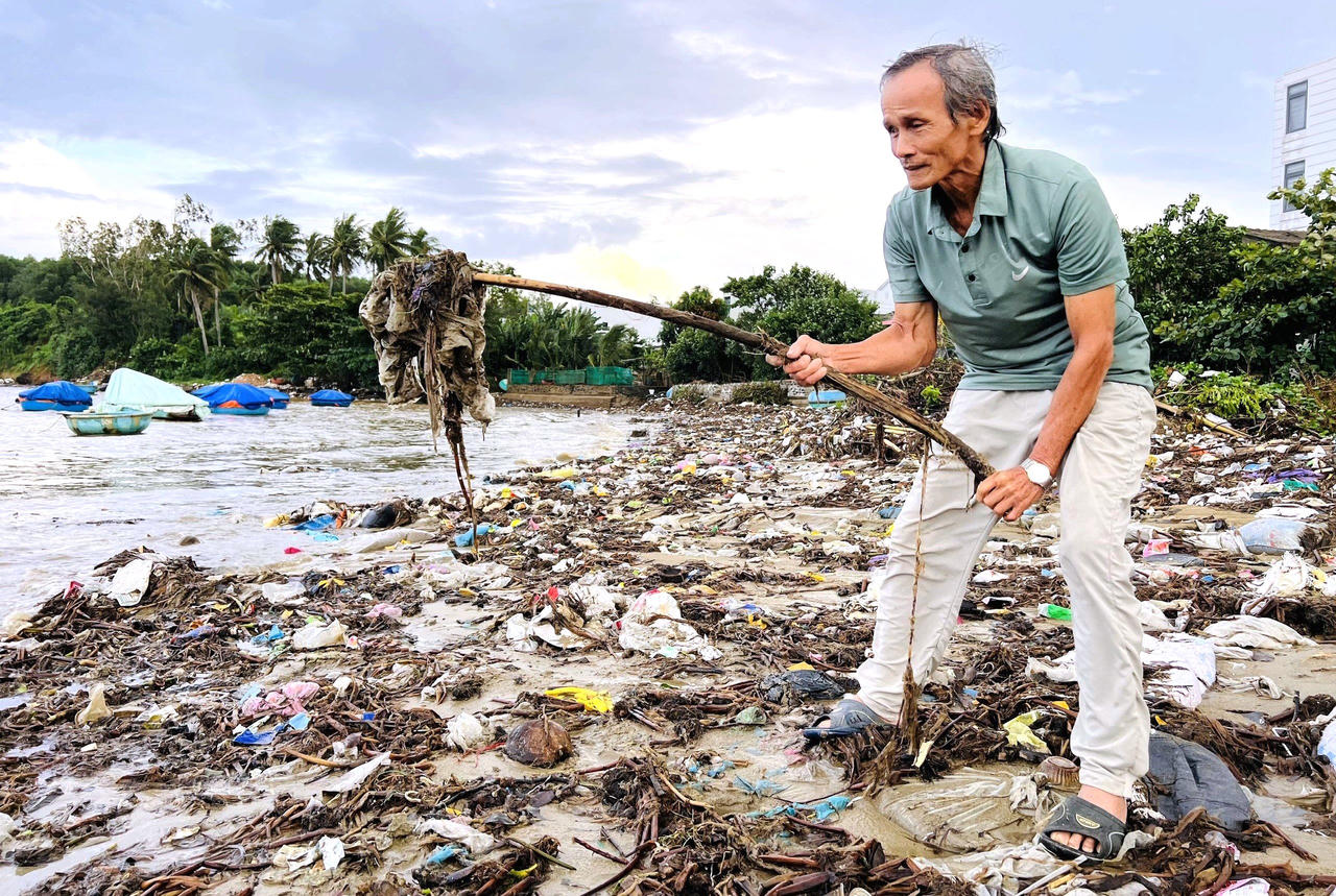 Quảng Ngãi: Người dân làng biển “nghẹt thở” vì rác phủ kín 