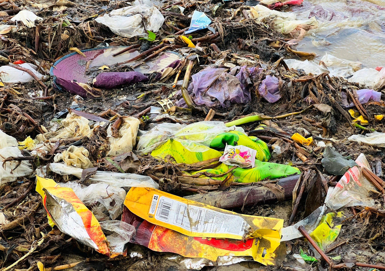 Quảng Ngãi: Người dân làng biển “nghẹt thở” vì rác phủ kín 