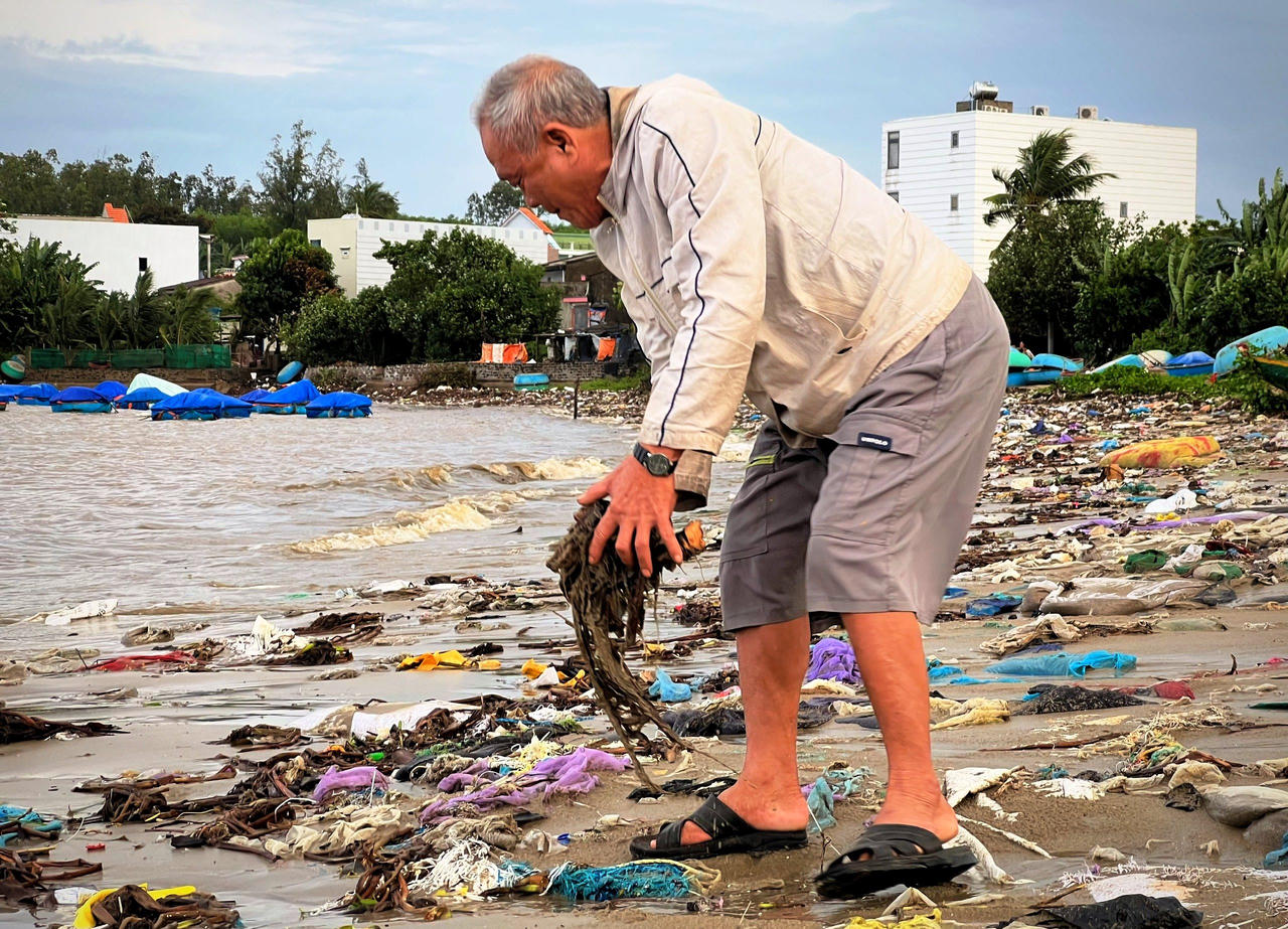 Quảng Ngãi: Người dân làng biển “nghẹt thở” vì rác phủ kín 