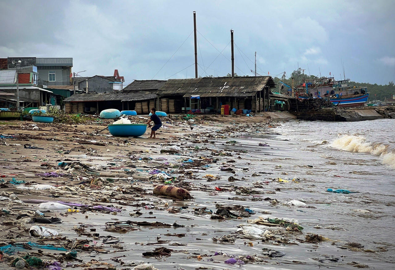 Quảng Ngãi: Người dân làng biển “nghẹt thở” vì rác phủ kín 