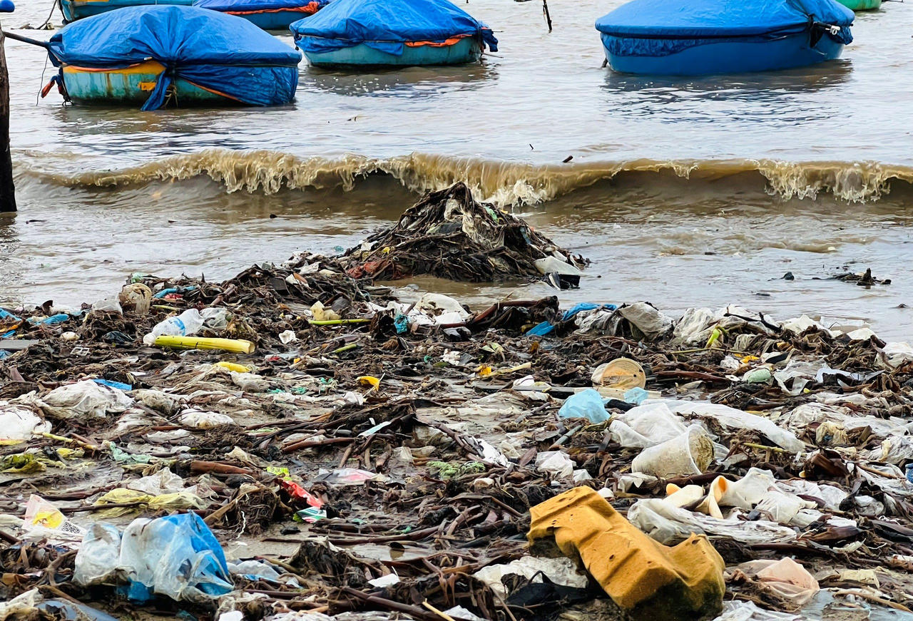 Quảng Ngãi: Người dân làng biển “nghẹt thở” vì rác phủ kín 