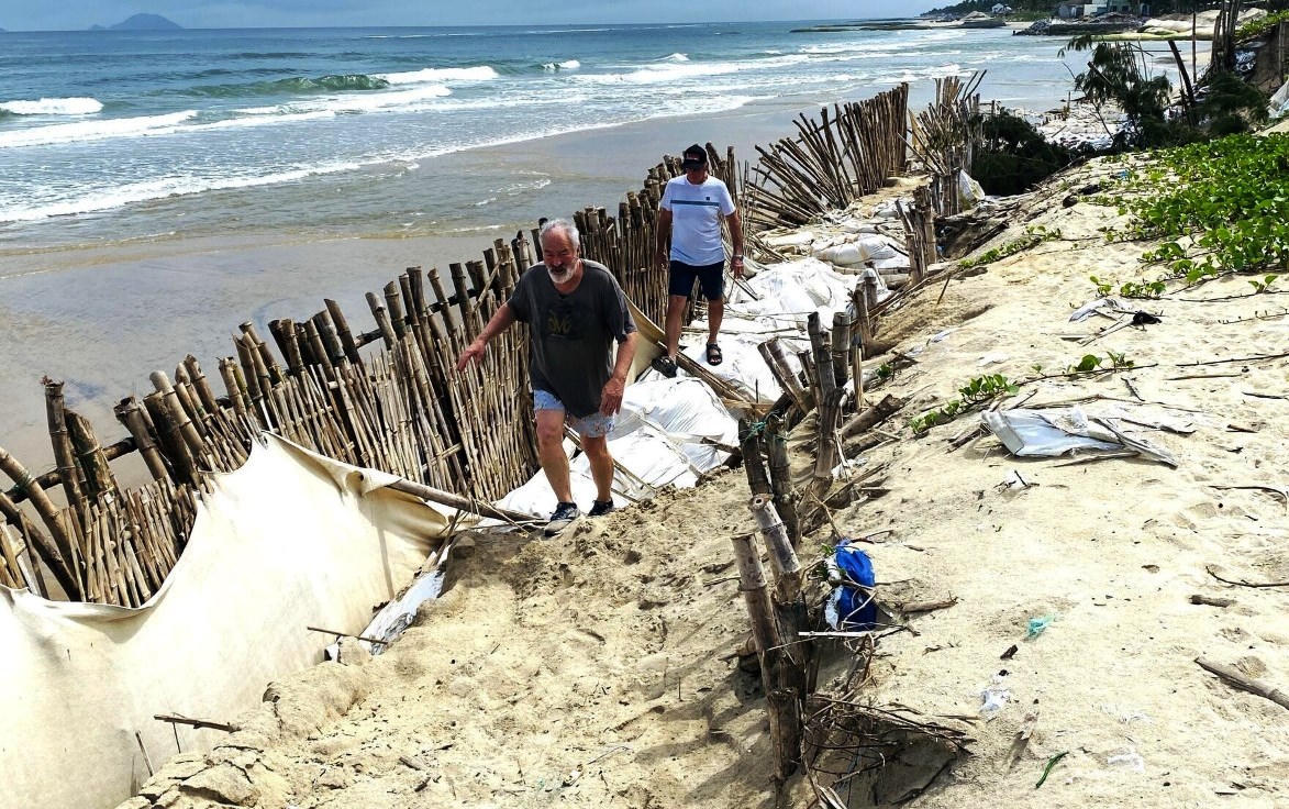 Xót xa hàng trăm mét bờ biển tốp 25 châu Á sạt lở nghiêm trọng
