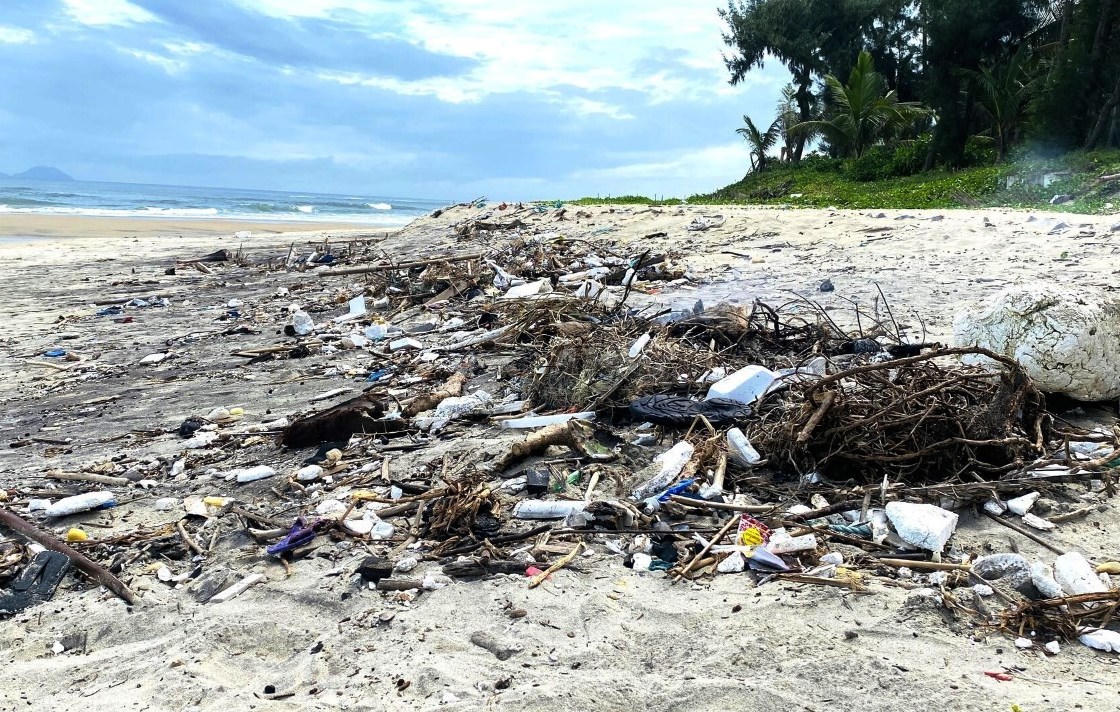 Xót xa hàng trăm mét bờ biển tốp 25 châu Á sạt lở nghiêm trọng