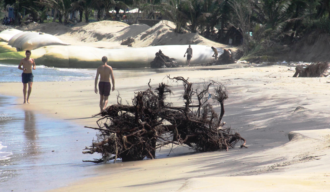 Xót xa hàng trăm mét bờ biển tốp 25 châu Á sạt lở nghiêm trọng