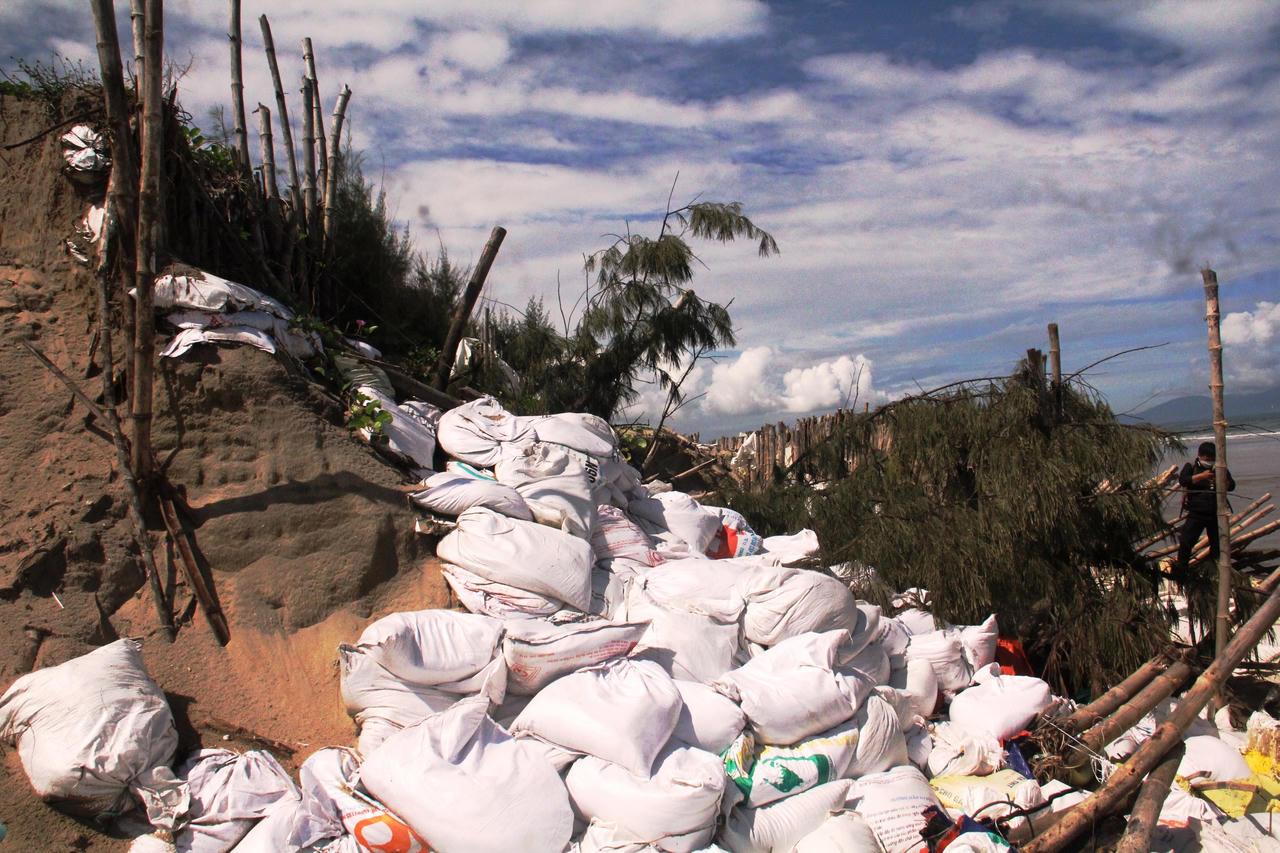 Xót xa hàng trăm mét bờ biển tốp 25 châu Á sạt lở nghiêm trọng