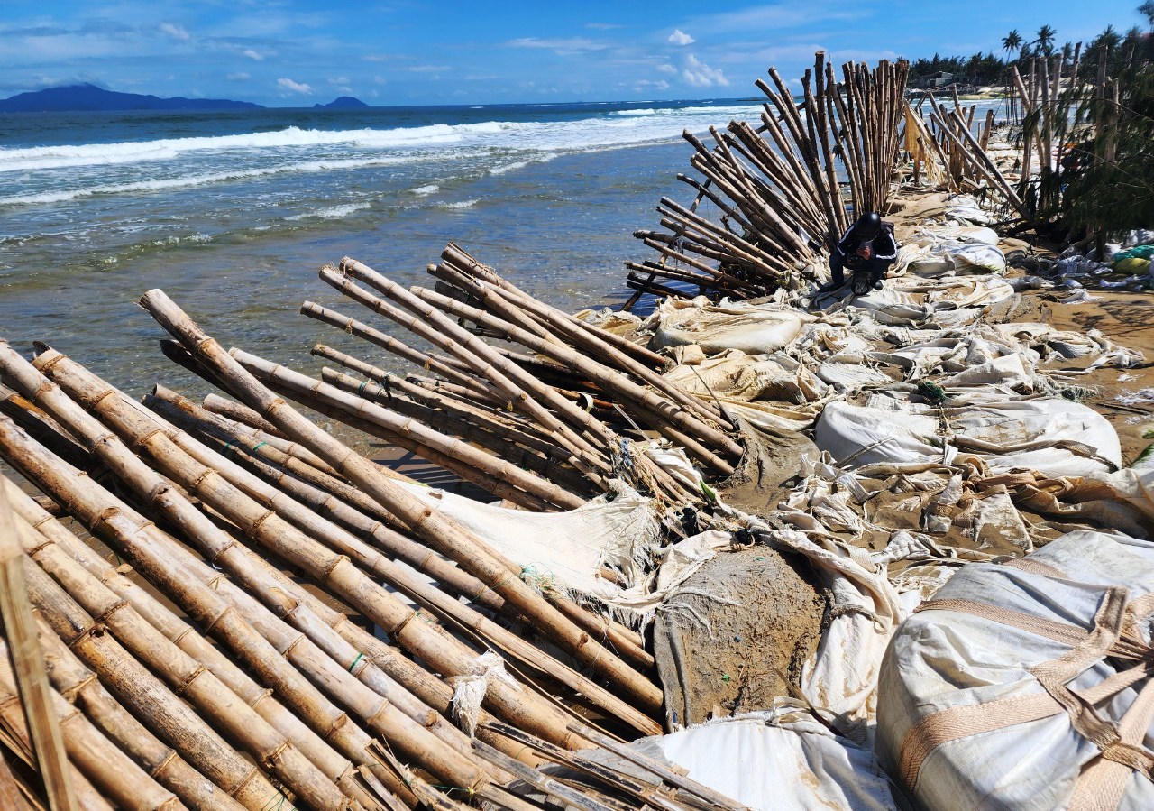 Xót xa hàng trăm mét bờ biển tốp 25 châu Á sạt lở nghiêm trọng