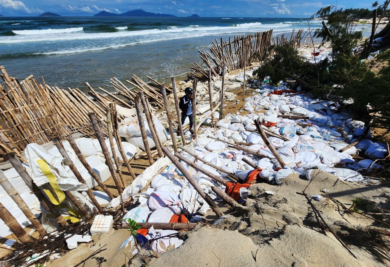 Xót xa hàng trăm mét bờ biển tốp 25 châu Á sạt lở nghiêm trọng