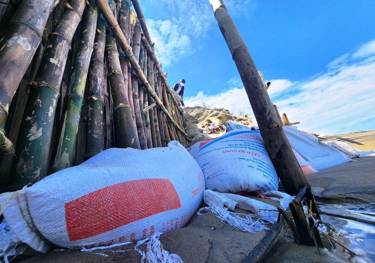 Xót xa hàng trăm mét bờ biển tốp 25 châu Á sạt lở nghiêm trọng